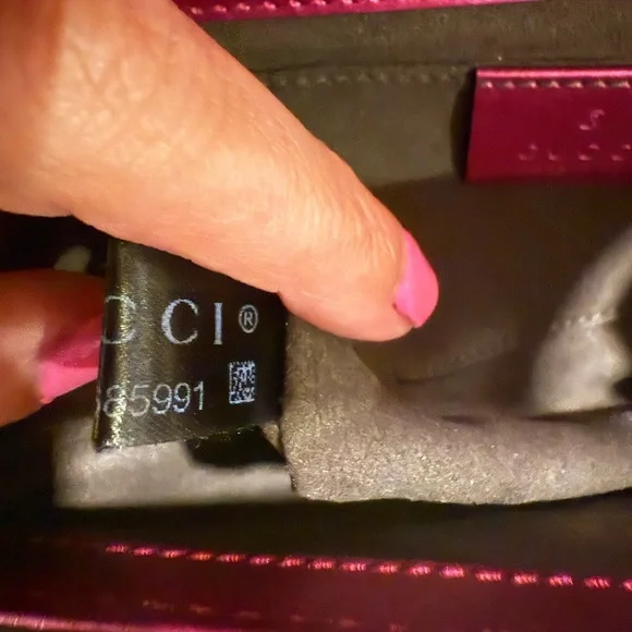 SOLD
Limited Edition Authentic Gucci Metallic Pink Galassia  Padlock - Picture 14 of 15